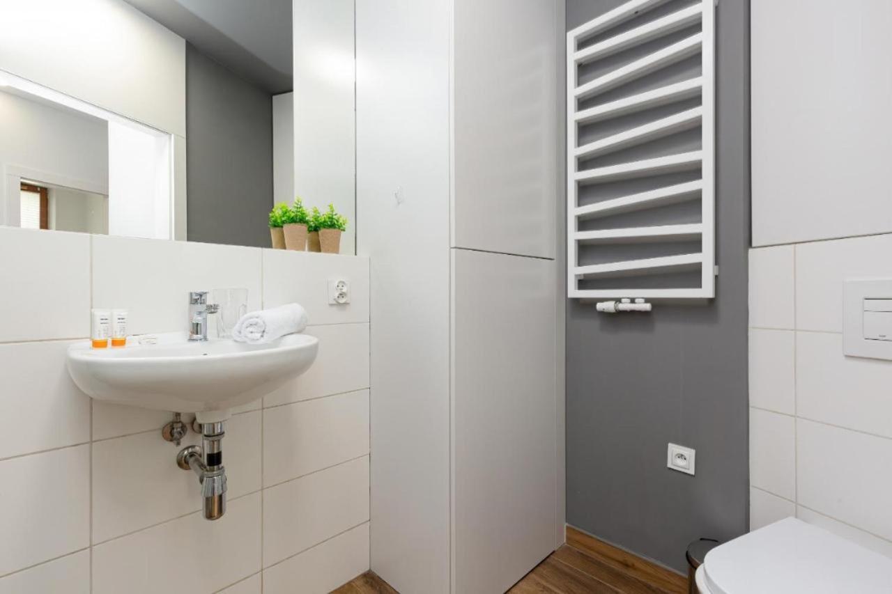 Modern Apartment With Pool Near Golden Terraces Warsaw Ngoại thất bức ảnh